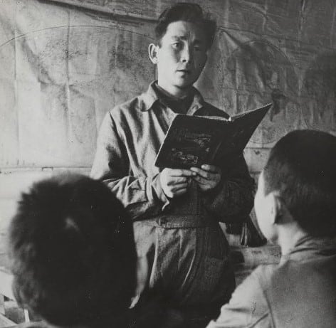 Учитель во время урока. 1937 год. Фото: russiainphoto.ru