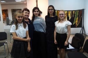 Нина Кайске с ученицами перед началом концерта в ГВЗ