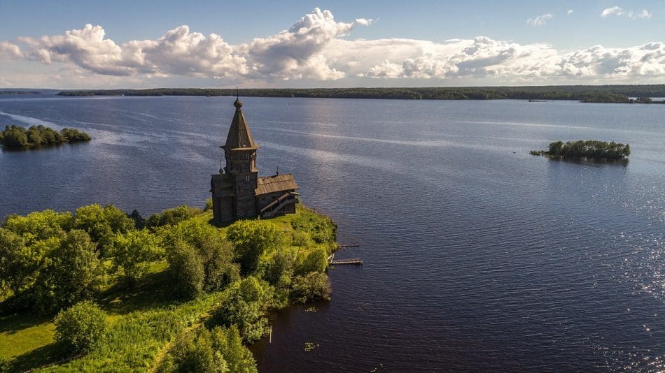 Кондопожская губа Онежского озера. Церковь Успения Пресвятой Богородицы. Фото: Илья Тимин