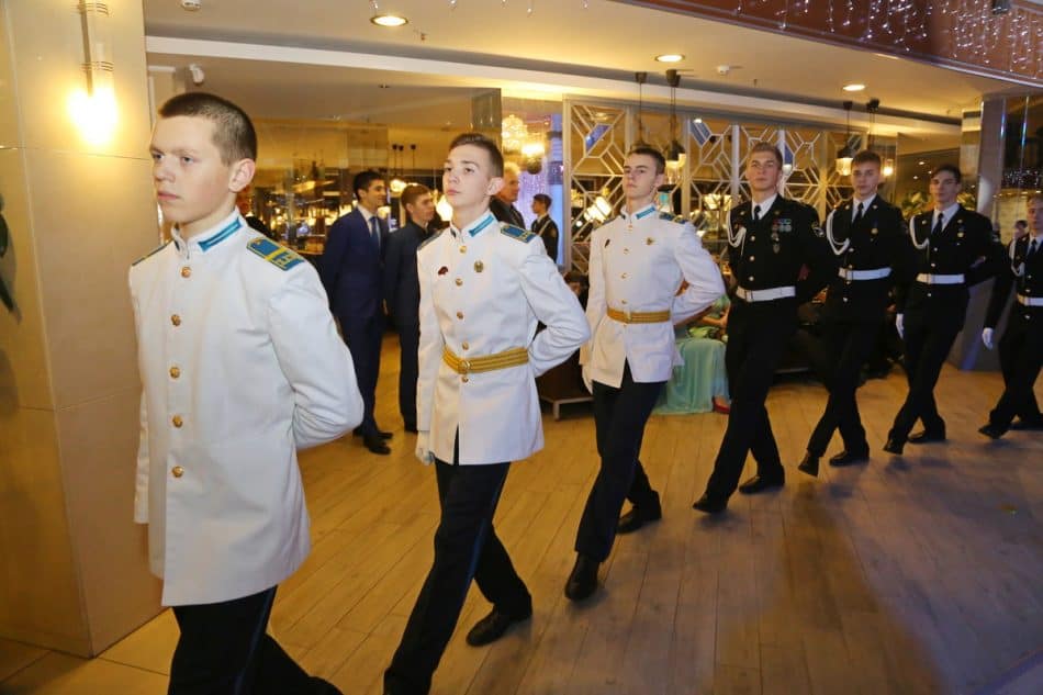 Первый общественный бал в Петрозаводске. Фото Владимира Ларионова