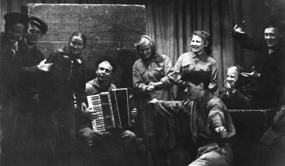 Дипломный спектакль «Юность отцов». В центре – Григорий Годарев, третья справа – Елена Корнилова