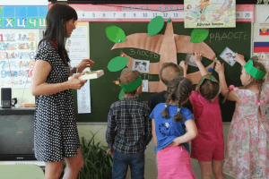 Педагог программы "Друзья Зиппи" Татьяна Дубровская во время занятия с детьми