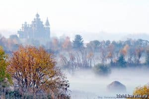 Золотая осень в Кижах. Фото Олега Семененко