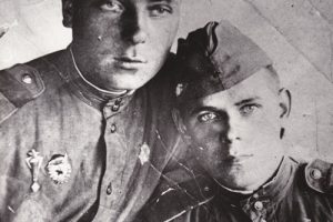 Иван Тишинин (справа) с боевым товарищем
