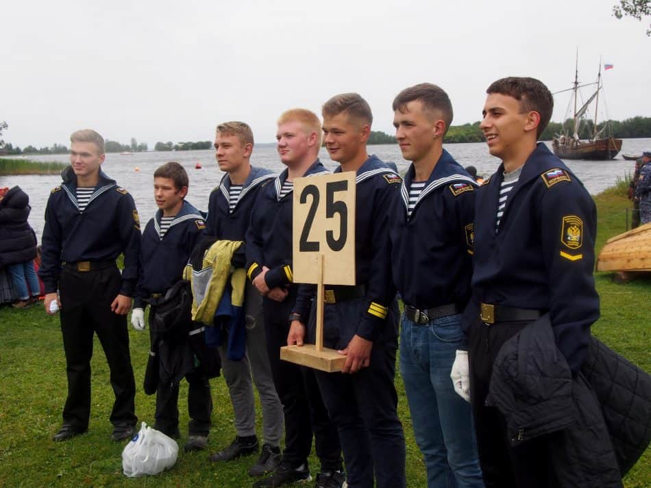 А команда курсантов Петрозаводского речного колледжа. Чувствуется, что мальчишкам нравится участие в гонке