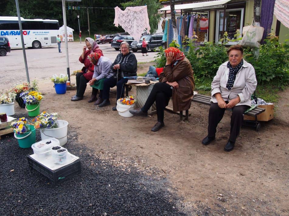 У этих бабушек мы купили букеты полевых цветов для Пушкина. Июль 2019 года. Фото Ирины Ларионовой