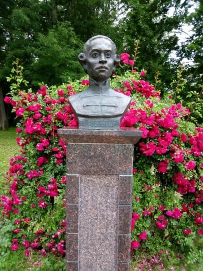 Бронзовый бюст Абраму Ганнибалу скульптора Е.А. Косовой был установлен в 1986 году. Июль 2019 года. Фото Натальи Мешковой