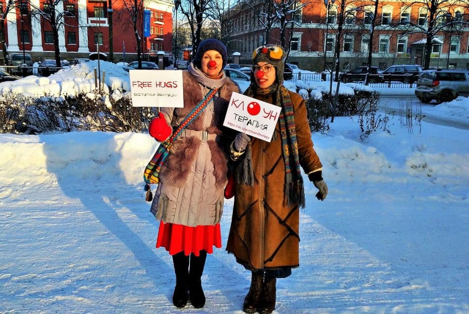 Ирину и Анну можно встретить и на улице. Одна женщина после обнимашек сказала: "Спасибо вам! Мне так было необходимо именно сегодня, чтобы меня кто-нибудь обнял!"