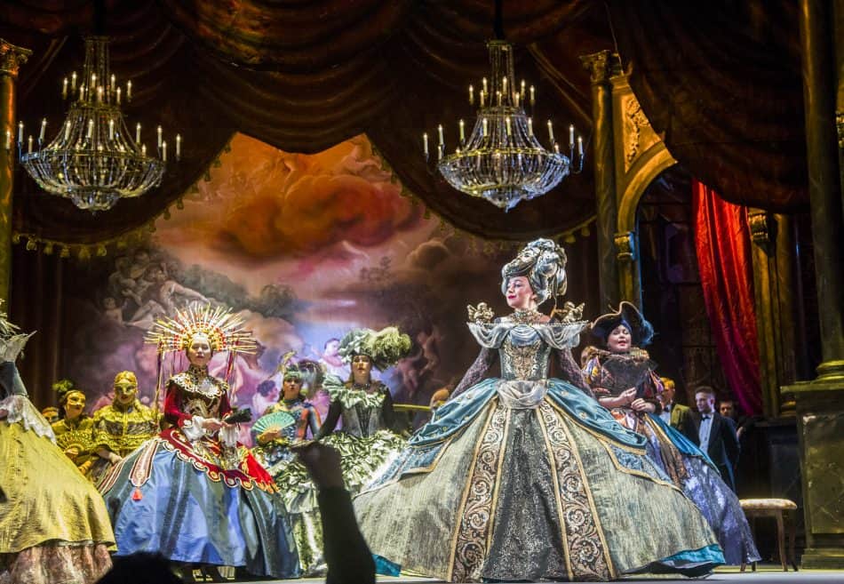 Сцена из оперы "Травиата" в Музыкальном театре Карелии. Фото: Виталий Голубев