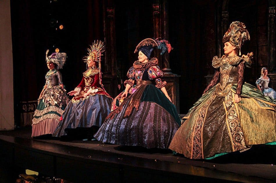 Сцена из оперы "Травиата" в Музыкальном театре Карелии. Фото: Виталий Голубев
