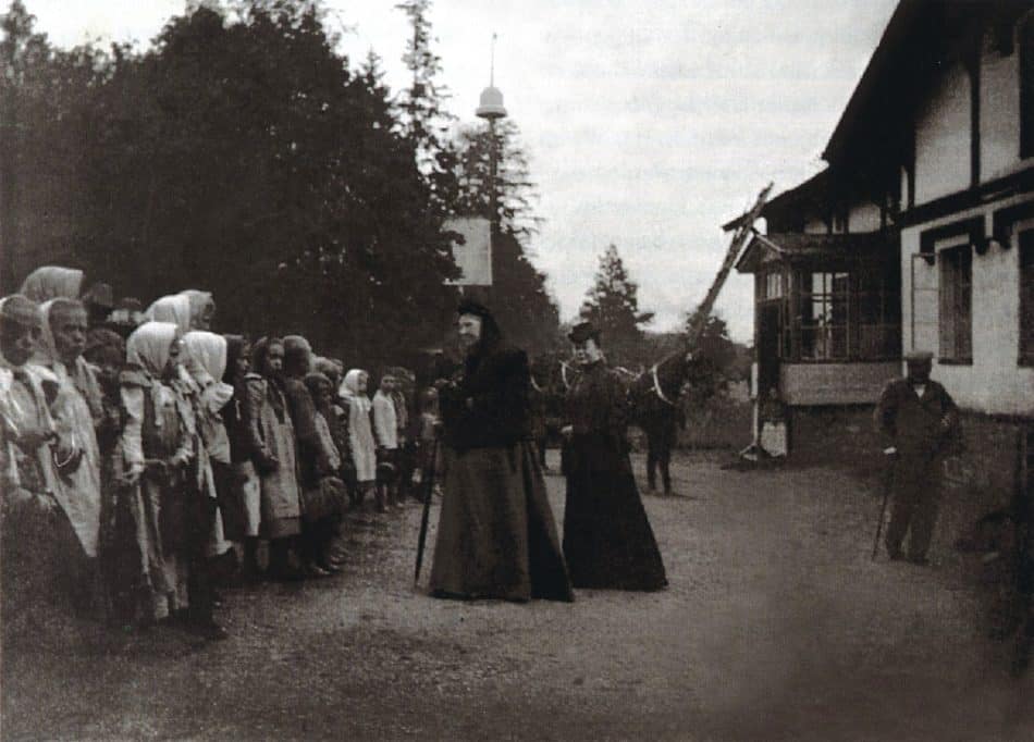 Аврора Карловна и ученики её школы в Тресканде