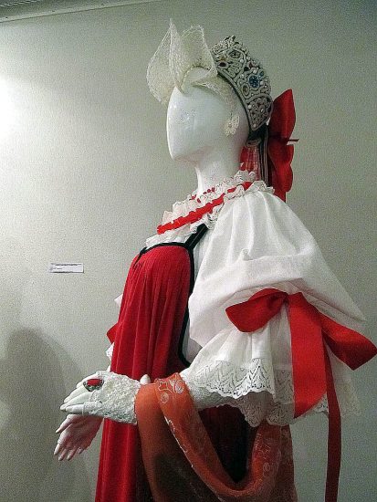 На выставке пудожского костюма Алексея Медведева