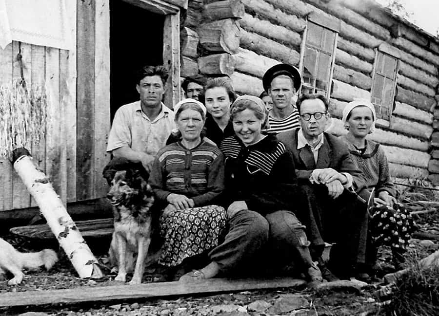 Кирилл Чистов (второй справа) во время экспедиции на Онежском озере. 1950-е годы. Источник: topreferat.znate.ru