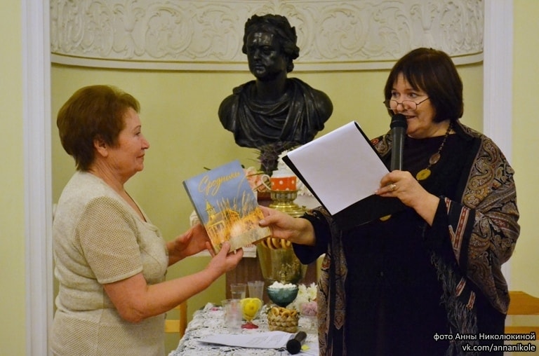 Книга вручается В.В. Омельчак, автору и волонтеру проекта из Сенной Губы