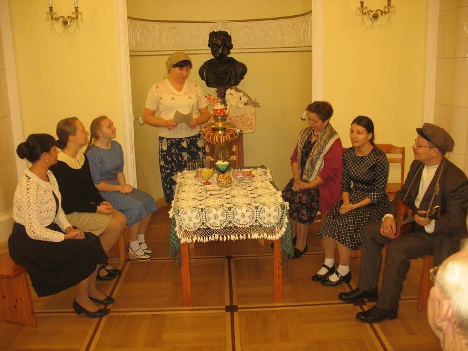 Фольклорный ансамбль музея "Кижи" показывает сцену из спектакля по книгам "Сродники" . Фото: Мария Цветкова