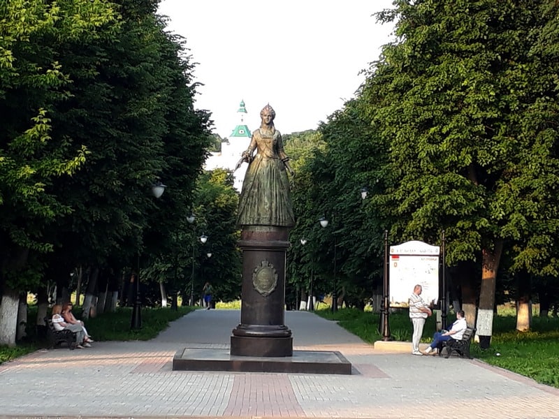 Памятники екатерине в городах. Сквер Пушкина город Богородицк Тульская область. Богородицк Пушкинский сквер. Богородицк памятник Екатерине. Памятник Екатерине II В Богородицке.