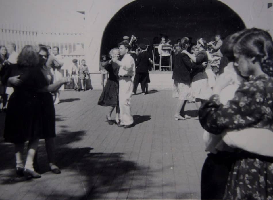 Танцы в парке. Петрозаводск, 1958 год. Фото из семейного архива Ирины и Владимира Ларионовых