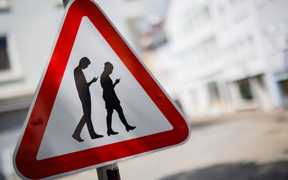 Новый дорожный знак «Люди с телефонами» предложили установить на дорогах подмосковного Реутова местные жители