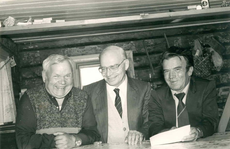 Ортьё Степанов (слева), Пертти Виртаранта (в центре) и Вилхо Денисов  14 августа 1987 года в родовом доме Ортьё Степанова в Хайколе. Фото: Хельми Виртаранта