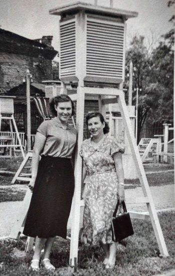 Зина Калинникова (справа) с подругой после войны 