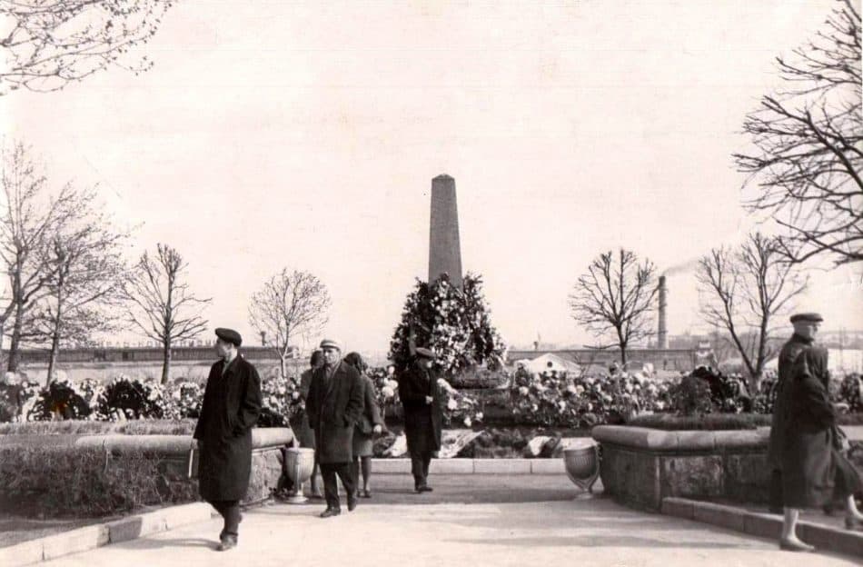 Братская могила на пл. Ленина до 1969 года