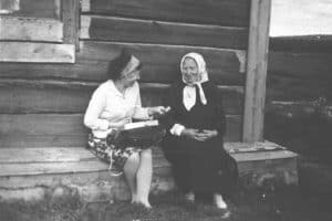 Александра Степанова (слева) записывает  фольклорный материал от Марии Васильевны Маликиной в  деревне Войница Калевальского района. 1967 год