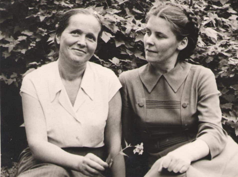 Слева Александра Михайловна Москина, справа моя мама, Надежда Павловна Свинцова, 60-е годы прошлого века, Петрозаводск