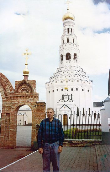 Анатолий Болгов в Прохоровке у Храма Петра и Павла. Фото из личного архива