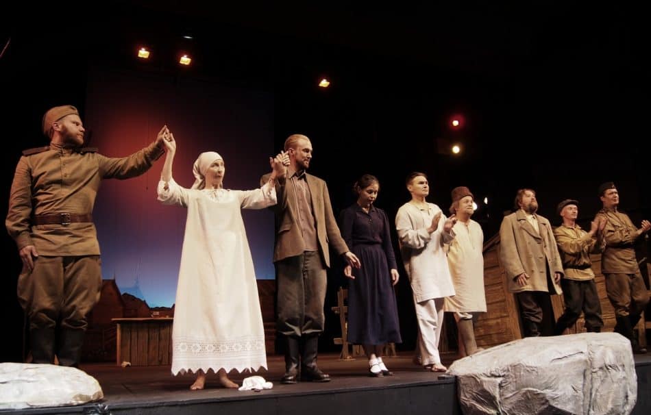 После спектакля "Русское поле" Национального театра Карелии. Фото Ирины Ларионовой