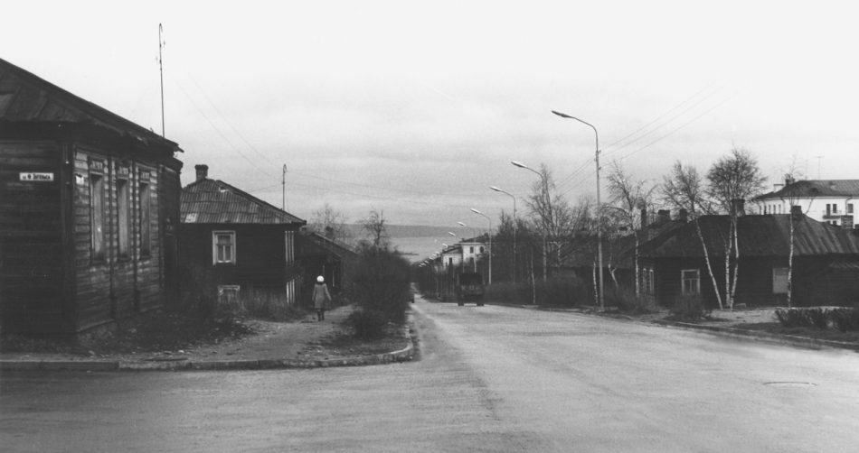 Петрозаводск, улица Красная, 1950-е годы. Марк Полыковский: "В одном из домов по правой стороне улицы я родился и прожил первые два года своей жизни". 