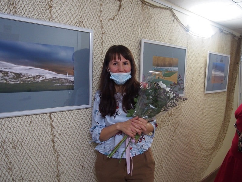 Татьяна Литова у своих работ. Фото Ирины Ларионовой