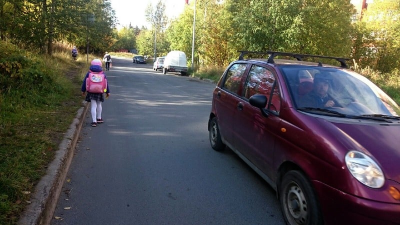  Первоклассница по дороге из школы №48 домой. Фото Ирины Ларионовой
