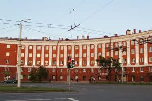 Дом на площади Гагарина в Петрозаводске, которому вернули исторический цвет и освободили от аляповатых вывесок. Фото из группы vk.com/ptz_mo