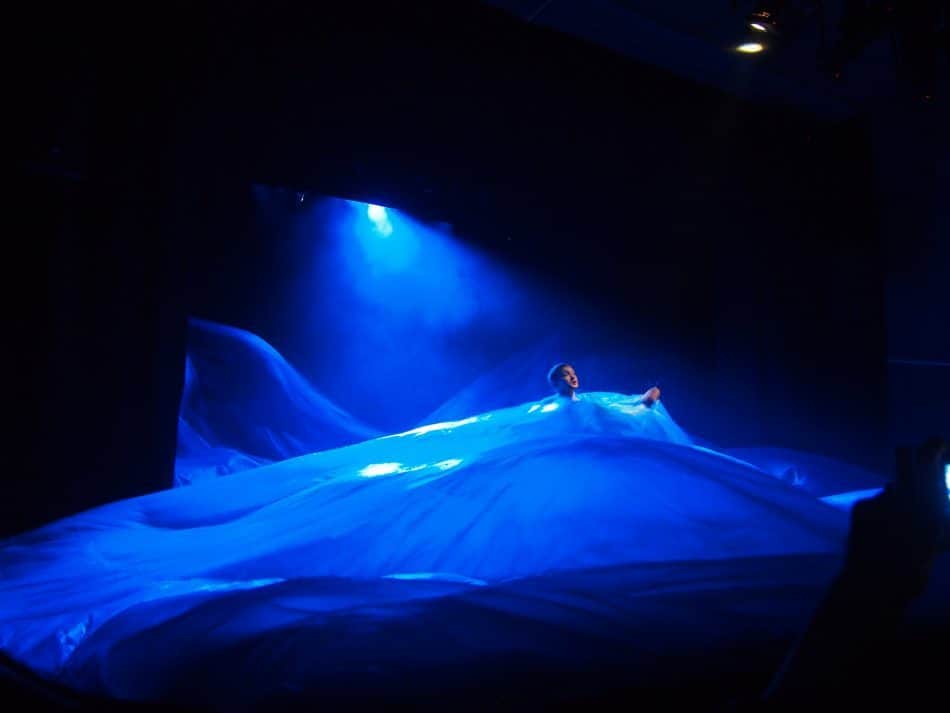 Сцена из спектакля «О рыбаке и рыбке». Фото: Ирина Ларионова