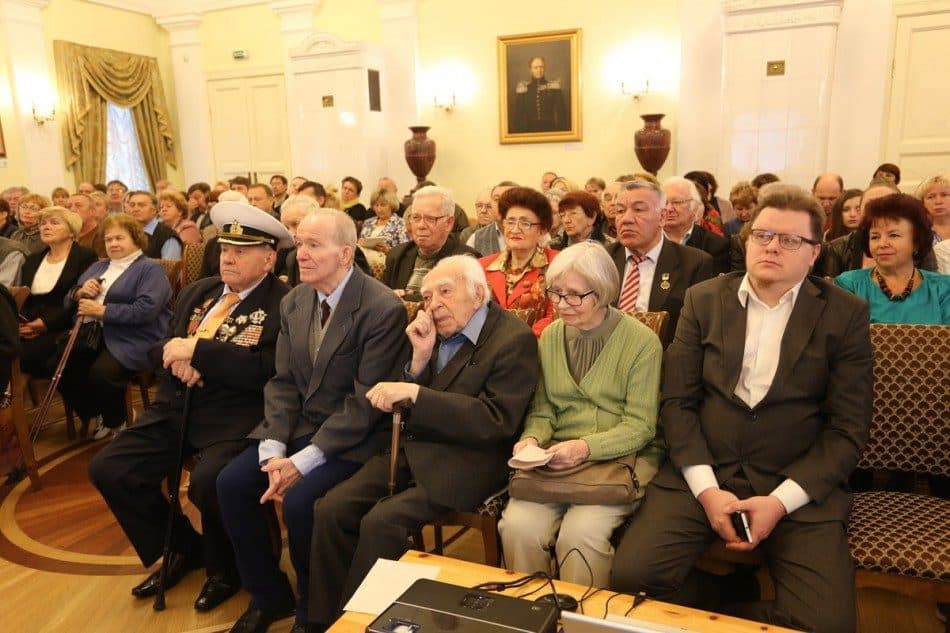 Давид Захарович и Пиркка Карловна (в первом ряду в центре) в Национальном музее на презентации книги «Петрозаводск — город воинской славы». Фото Владимира Ларионова