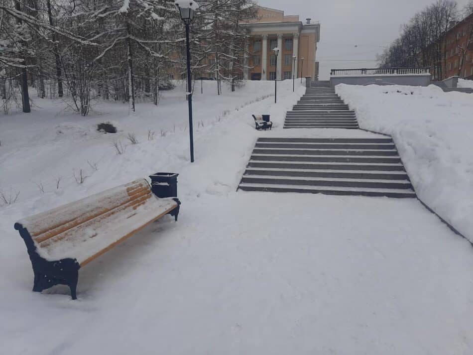 В центре Петрозаводска устанавливают новые чугунные скамейки и урны