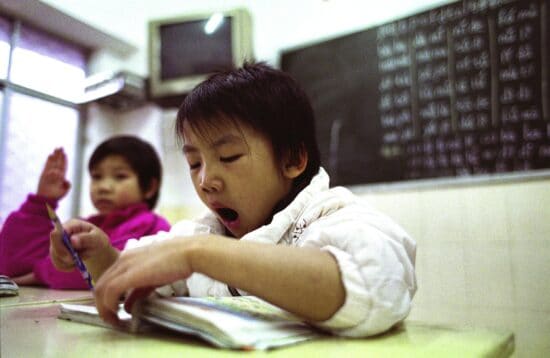 Школы в Китае будут оценивать по качеству сна учеников