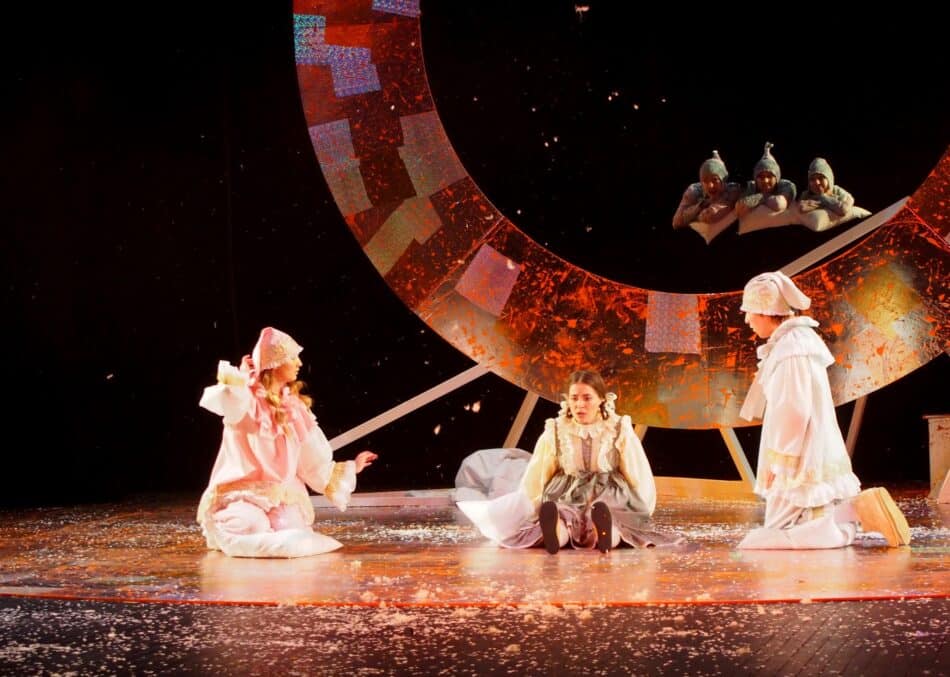 Сцена из спектакля «Снежная королева» в Национальном театре Карелии. Фото Ирины Ларионовой