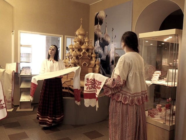 В музее «Кижи» открылась новая выставка под названием «Белее снега, краснее солнца. Вышивальщицы Заонежья». Фото Ирины Ларионовой