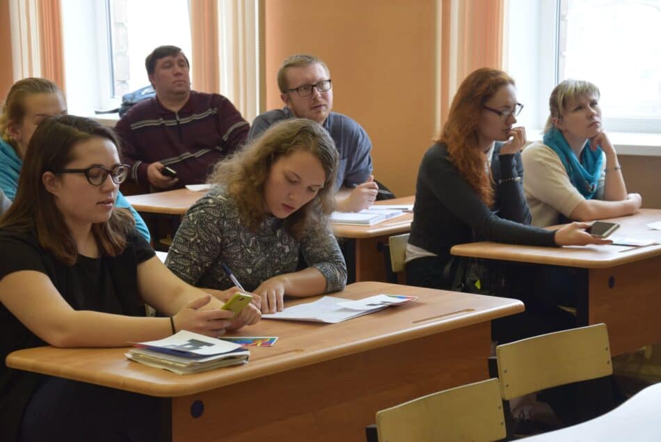 Молодые учителя республики на семинаре. Григорий Сузи в первом ряду у окна, вторая парта. Фото Марии Голубевой