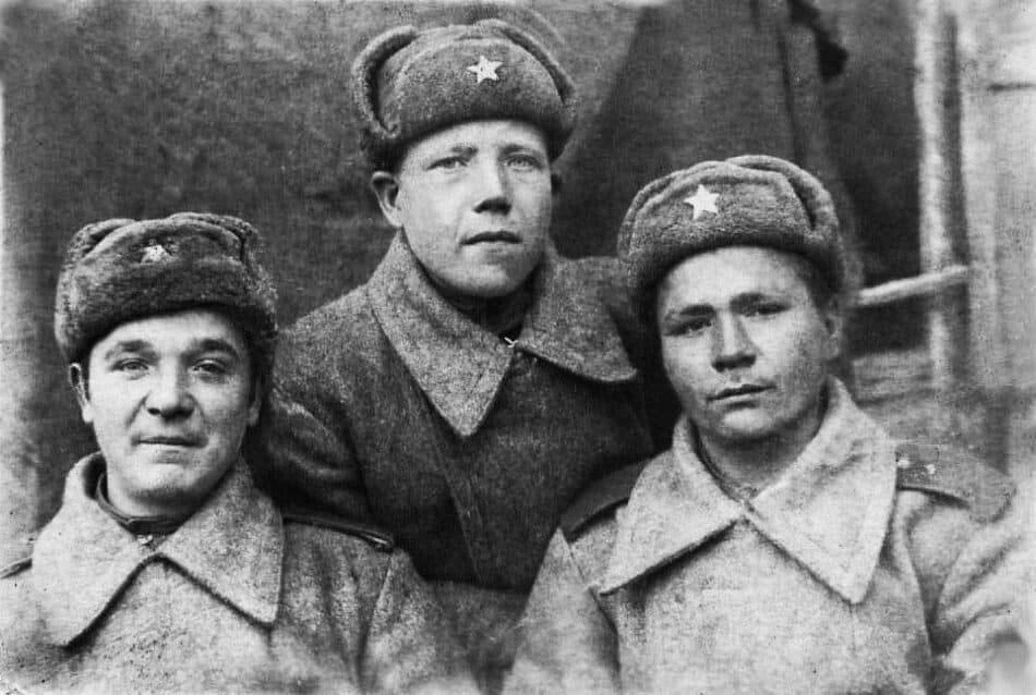 Николай Конанов (справа) с боевыми друзьями. Звезда на ушанке сделана им самолично из консервной банки. 7 ноября 1943 года