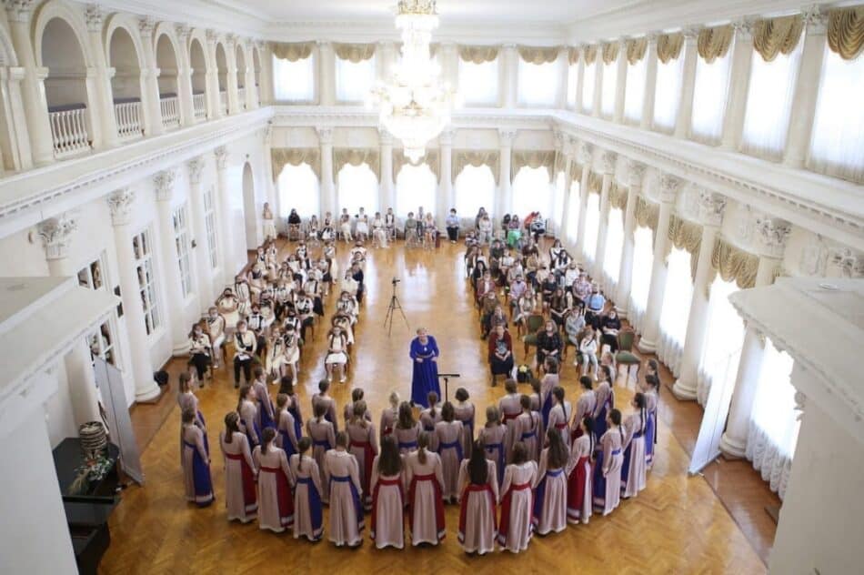 Хор "Теллерво" выступает в Костроме в Зале дворянского собрания. Фото из личного архива Ирины Белковской