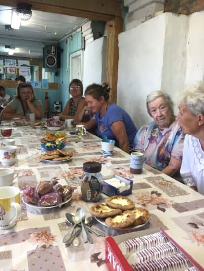 Чаепитие в Кочкоме. Местные девочки