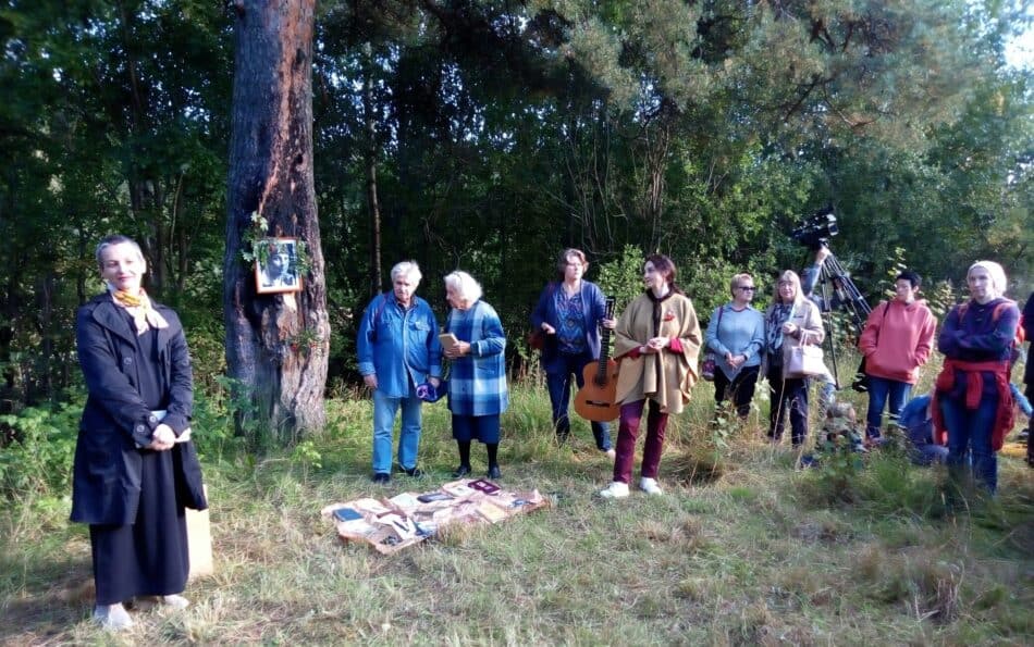 В конце по традиции все вместе читают: "Моим стихам, как драгоценным винам, Настанет свой черед"...