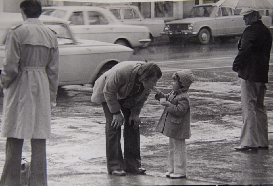 Ирина Ларионова. Уличная сценка. Петрозаводск, 1977 год