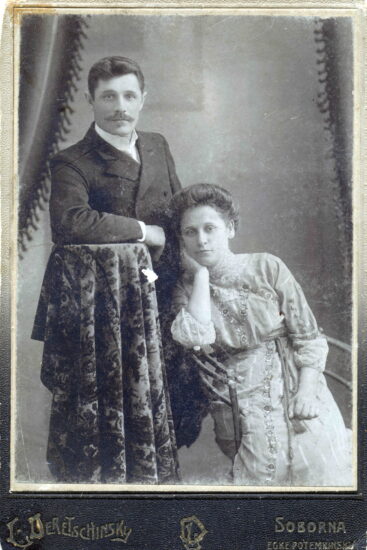 Пётр Яковлевич Плешаков с женой Екатериной (Майер), 1910 год