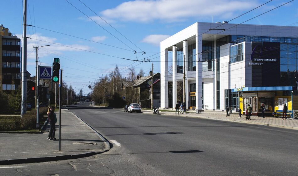 Административно-торговый комплекс на ул. Антикайнена. Входная зона со стороны тротуара. 2021. Фото И. Пустогорова