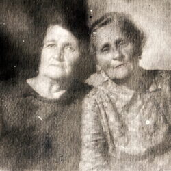 Екатерина Васильевна Плешакова (Майер) иЕлена Францевна слева, 1942 го