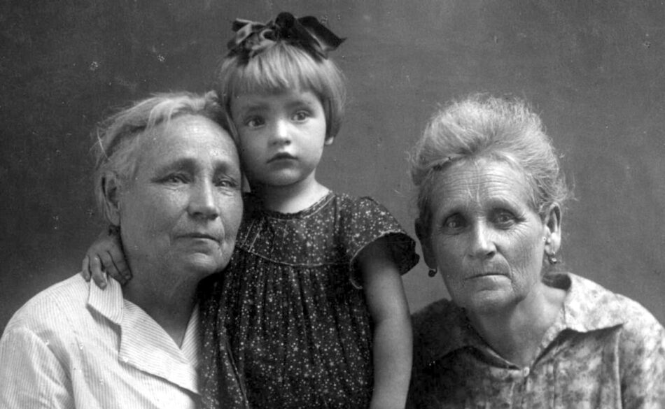 Бабушки Майер - Анна и Екатерина - и их внучка Людочка Плешакова. 1938 год, Николаев