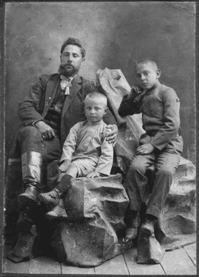 Григорий Васильевич Майер с сыновьями Антоном (Анатолием?) и Валентином (младше)